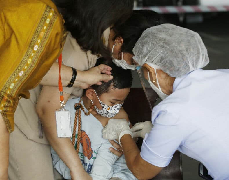 ThaigerNews's tweet photo. Flu cases are soaring in Thailand with 131,826 infections and 12 deaths in just two months! Kids are the most affected. Is your area hit hard? Get vaccinated, stay safe, and consider mask-wearing in crowds. How are you protecting yourself? #ThailandHealth #FluAlert https://t.co/XWuV4Qje7z