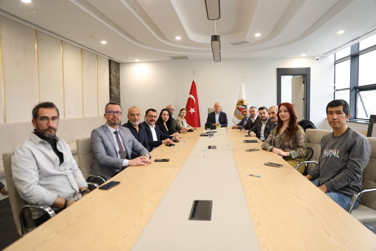 Başkanımız Gaye Coşkun ve Yönetim Kurulumuz <a href="/ALANYABLD/">Alanya Belediyesi</a> Başkanı Sayın Osman Tarık Özçelik'i ziyaret etti. Nazik kabulü ve samimi sohbeti için Sayın Özçelik'e teşekkür ederiz. <a href="/osmantarikozclk/">Osman Tarık Özçelik</a>