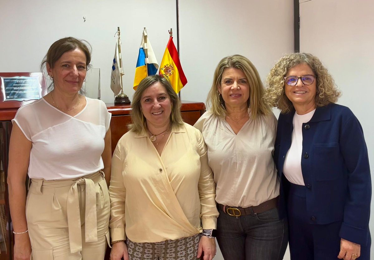 📸La directora general del Paciente y Cronicidad, Rita Tristancho, se reúne con la presidenta de Honor de la Sociedad Española de Reumatología (<a href="/SEReumatologia/">Soc.Esp.Reumatología</a>), Sagrario Bustabad, y la presidenta de la Sociedad Canaria de Reumatología (<a href="/socare7/">SOCARE</a>), Beatriz González

(sigue 👇🏾)