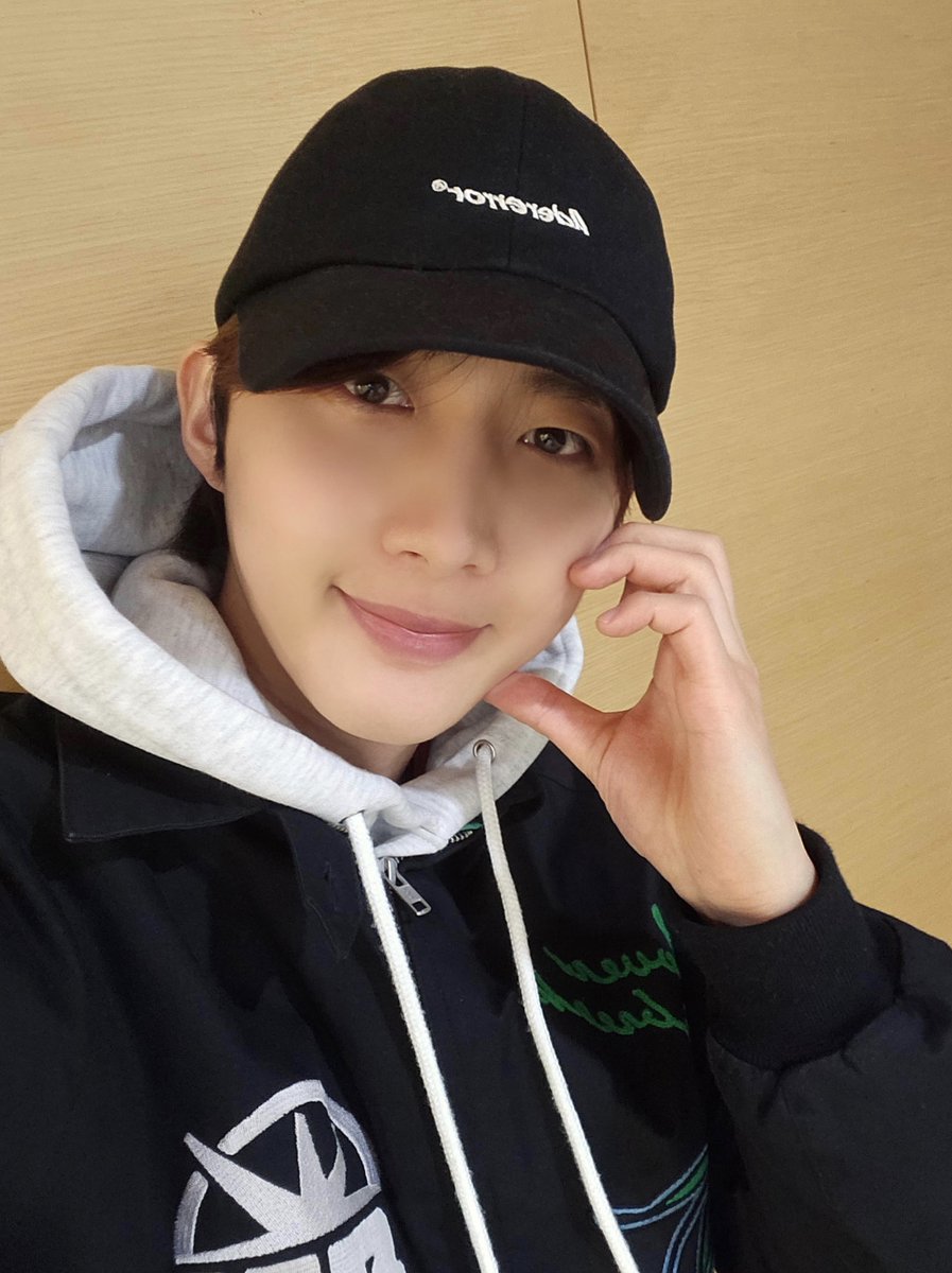 CUBE_PTG's tweet photo. [📸] 250301 @ MBC FM4U #김이나의별이빛나는밤에

#펜타곤 #PENTAGON
#후이 #HUI https://t.co/jJYXLie7MN