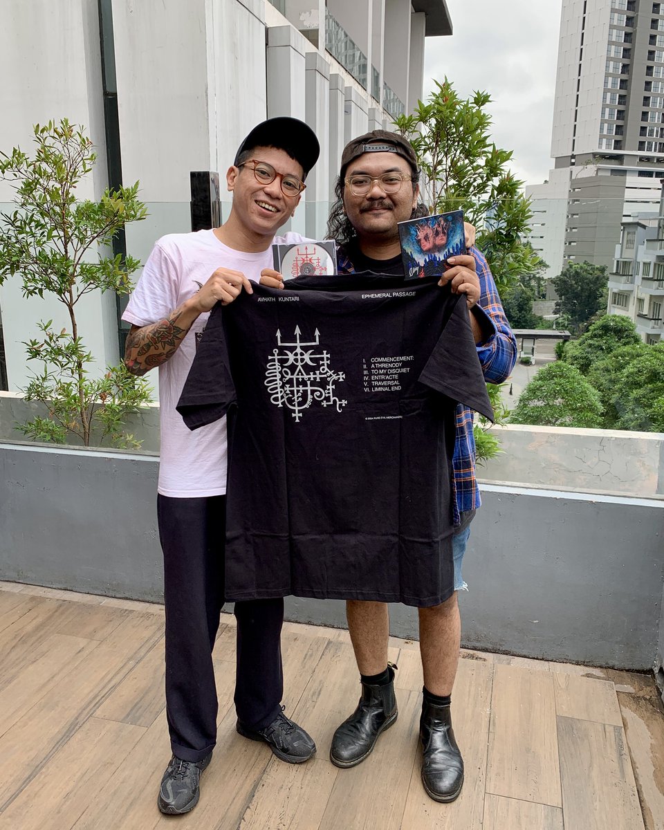Akhirnya bisa berjumpa dengan <a href="/Berawalp369/">Berawalp</a> di Jakarta. Pelukis sampul Ephemeral Passage, dan juga sigil untuk <a href="/Avhath/">Avhath 🫴🏼🩸</a> &amp; <a href="/teslamanaf/">KUNTARI</a> 🩸 Sehat &amp; berkah selalu bang Yopie 👋🏼🩸

CD Ephemeral Passage masih tersedia di <a href="/GrimlocBDG/">IG: GrimlocRecords</a> &amp; <a href="/lawless_jkt/">Lawless Jakarta</a>