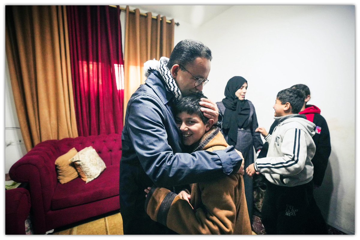 Ketika Segalanya Musnah, Semangat Tak Pernah Padam

Senja di Amman, Yordania, membawa kami pada sebuah pertemuan yang akan selalu terpatri di ingatan. Kami mengetuk pintu apartemen sederhana itu, disambut oleh keluarga Kamal dan Linda, pasangan petani dari Gaza yang kini menjadi