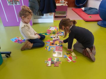 JesuitesEdu's tweet photo. 🎲 Coneixeu els #racons d’Infantil? Aquí, els i les alumnes aprenen de manera lúdica, al seu ritme i descobrint els seus interessos. L'infant es converteix en el constructor del seu propi #aprenentatge a través del joc i la investigació. 🔍 https://t.co/E7xqW8D1nN