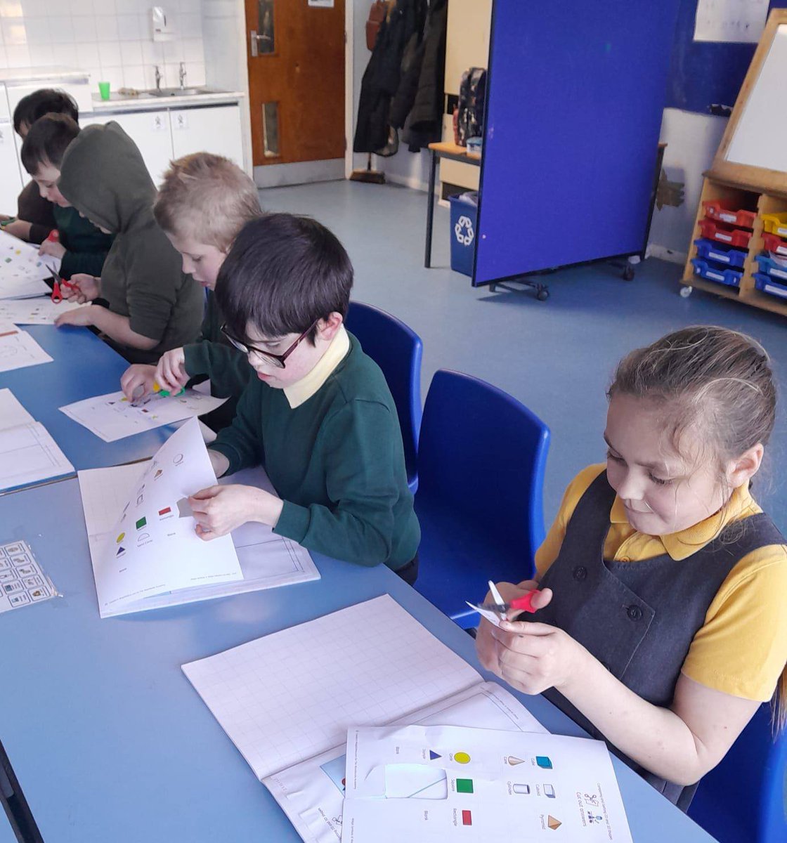 Woodpeckers enjoyed sorting and comparing 2D and 3D shapes in the sunshine yesterday! They worked together to sort the shapes and objects into the categories using their knowledge to explain why the shape is 2D or 3D #shapes #education #learning  #mathematics <a href="/HorizonsTrust/">Horizons Trust</a>