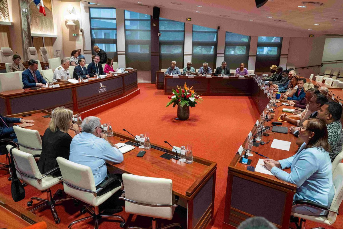FVeylma's tweet photo. Lundi, j’ai accueilli le Ministre des Outre-mer pour un échange au Congrès, avant une séquence historique réunissant toutes les délégations politiques en hémicycle. Un premier pas vers un dialogue structuré et constructif. 

Les discussions se poursuivent toute cette semaine. https://t.co/PG6PlKEBfs