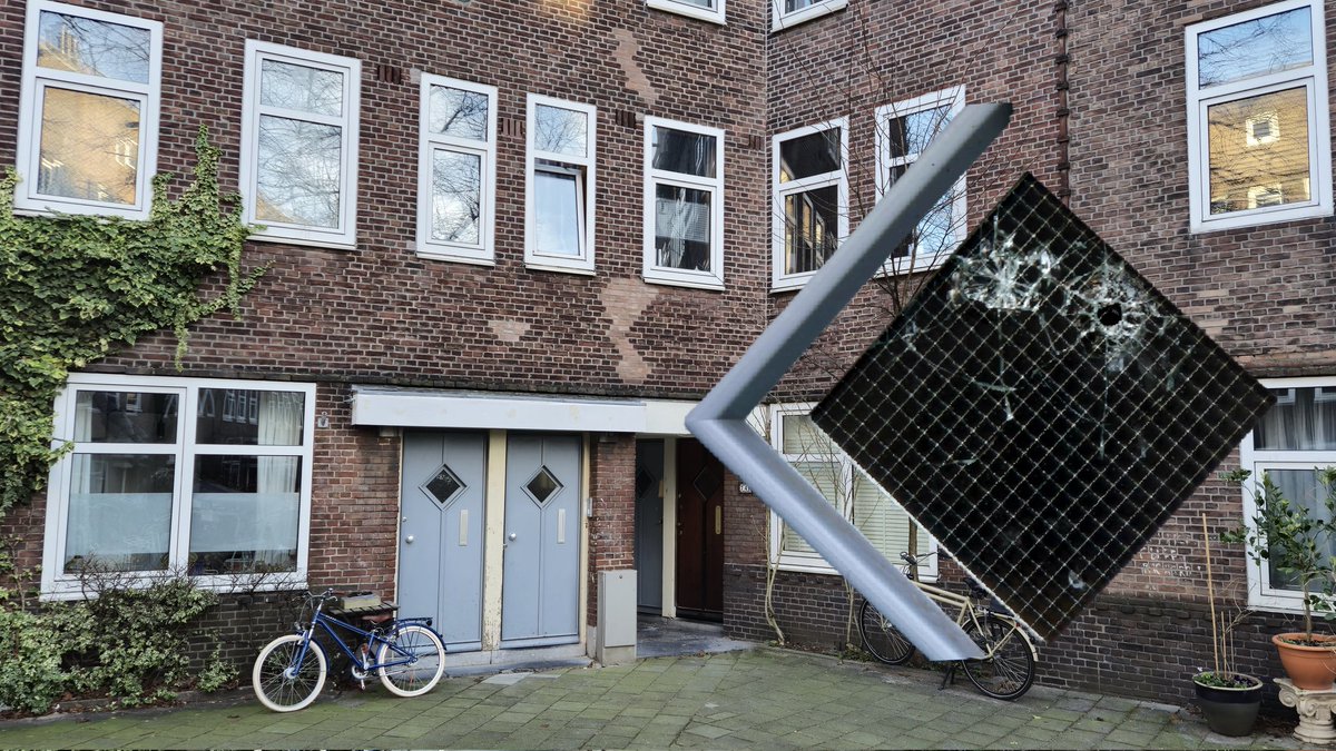 Portiekdeur in Amsterdam-West onder vuur genomen