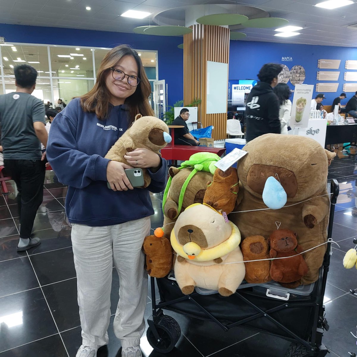 a_bookworms_clo's tweet photo. Last minute shopping at Mapua University Makati 🤍 Thank you for giving these Capybaras a new home! 🫶

#ABCEvents https://t.co/KvxY0QmiMr