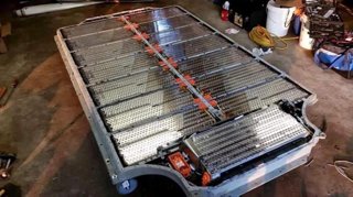 Reçu par mail, petit rappel. ⤵️

Pour fabriquer une batterie de voiture, il faut :

12 tonnes de roche pour le lithium
5 tonnes de minéraux de cobalt
3 tonnes de minéraux pour le nickel
12 tonnes de minerai de cuivre

Il faut déplacer 250 tonnes de terre pour obtenir :

12 kg de