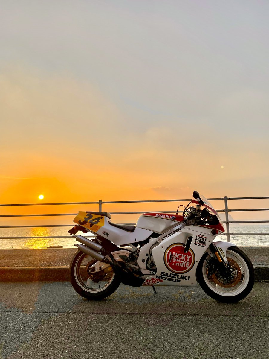 number3_53919's tweet image. 夕陽とVガンマ

 #糸島
 #RGV250Γ
 #LuckyStrike