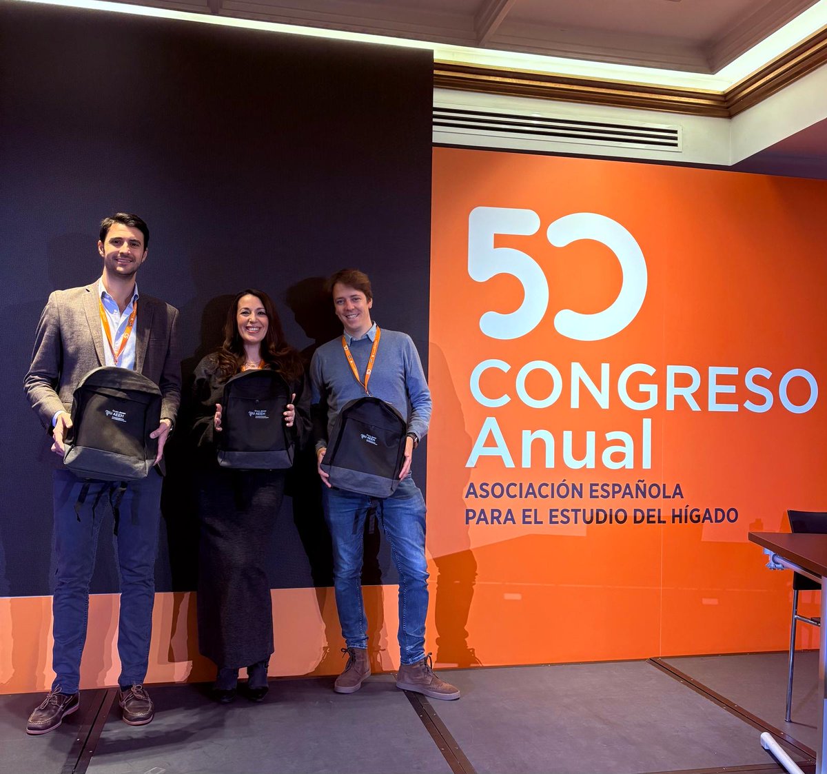 Este año nos hemos gastado los cuartos…y tenemos un “Survival pack” con la mochila oficial de la AEEH…

No te pierdas la reunión del grupo joven:

🗓️: Jueves 27

🕢: 17:30

📍: Salon Hidalgo

No te lo pierdas‼️

🎒>🛍️

<a href="/AEEHLiver/">Asociación Española para el Estudio del Hígado</a>