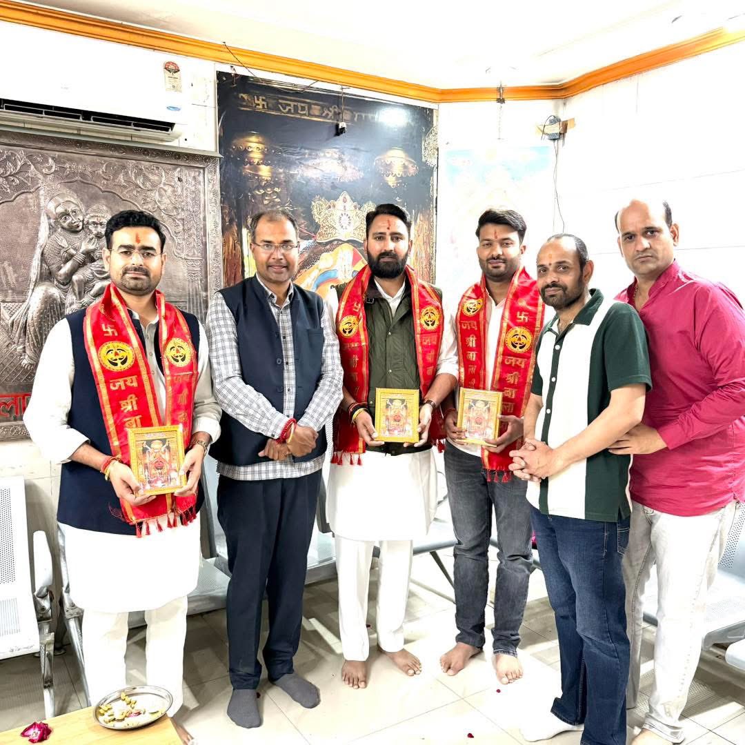 Shivprakash Gurjar 🇮🇳 (@shivprakashgjr) on Twitter photo #चूरू
आज सालासर बालाजी मंदिर में दर्शन कर आशीर्वाद लिया।इस अवसर पर परबतसर विधायक बड़े भाई <a href="/RamniwasGawriya/">Ramniwas Gawriya</a> जी व <a href="/AnilChopra_/">𝗔𝗡𝗜𝗟 𝗖𝗛𝗢𝗣𝗥𝗔</a> जी उपस्थित रहे ।
बालाजी महाराज की कृपा हम सभी पर बनी रहे । #चूरू
आज सालासर बालाजी मंदिर में दर्शन कर आशीर्वाद लिया।इस अवसर पर परबतसर विधायक बड़े भाई <a href="/RamniwasGawriya/">Ramniwas Gawriya</a> जी व <a href="/AnilChopra_/">𝗔𝗡𝗜𝗟 𝗖𝗛𝗢𝗣𝗥𝗔</a> जी उपस्थित रहे ।
बालाजी महाराज की कृपा हम सभी पर बनी रहे ।