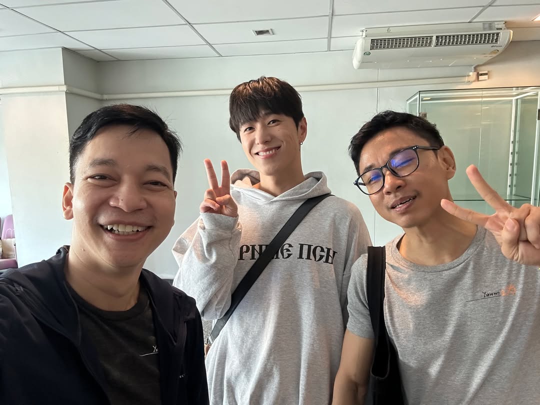 Ball_Yod's tweet photo. เมื่อถ่ายรูปกับพี่ฮง IL Hong Min โจทย์คือ... 
.
ทำยังไงก็ได้ ให้พี่ฮง ดูหล่อน้อยที่สุด
.
.
ผลที่ได้... 😅
.
.
.
.
.
 #หนังพาไป #ไหนพาปัง #ballyod #อปป้าฮง #พี่ฮง https://t.co/qv1qMQ0Xuh