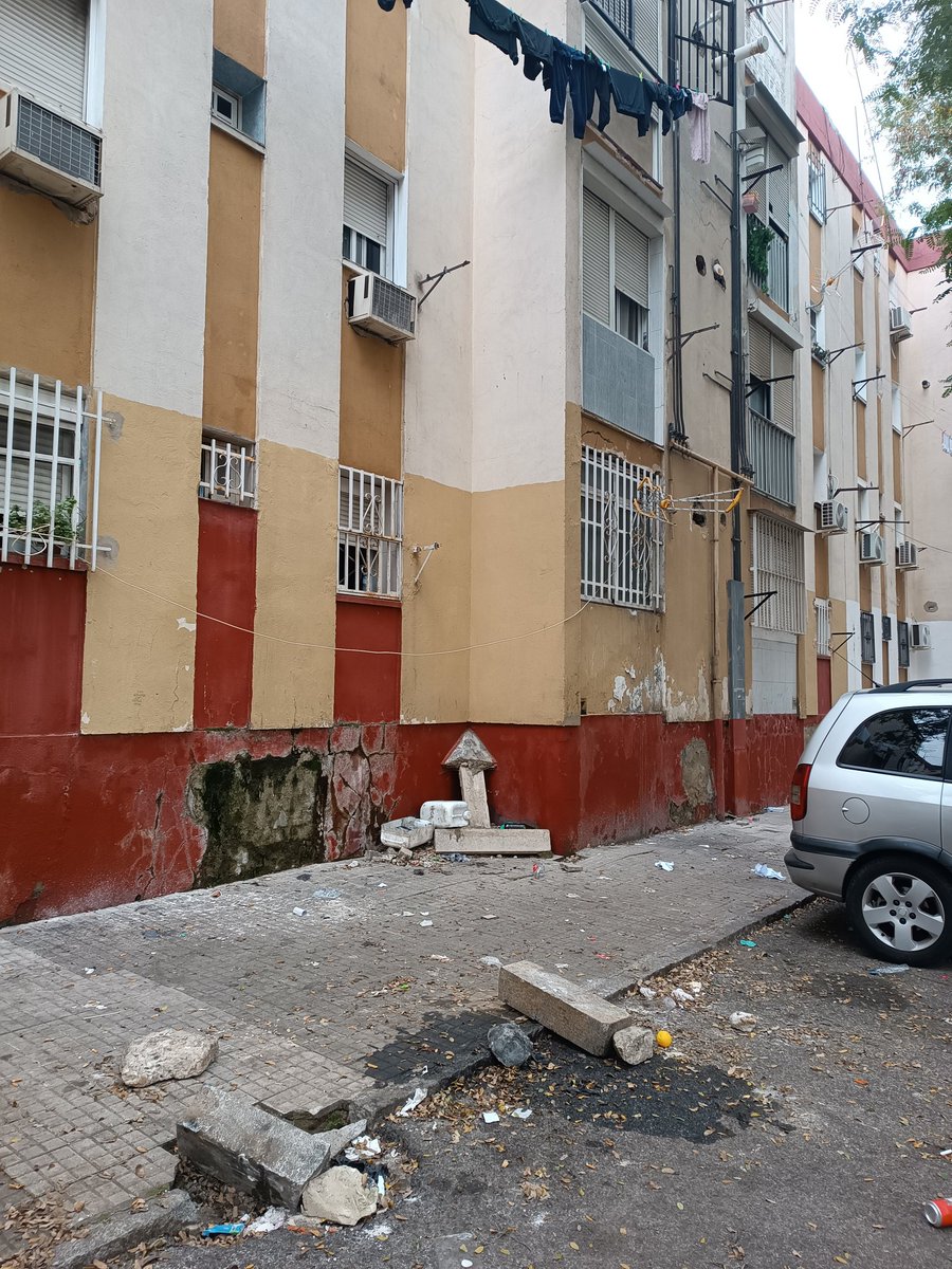 Jujonomi87's tweet photo. No estoy en las tres mil ni en los pajaritos. Así están ya algunos barrios del distrito Macarena. La pobreza y la marginalidad se expanden cada vez más por el cinturón obrero de Sevilla, y la degradación urbana es más visible. Una Sevilla que va cada vez más a dos direcciones. https://t.co/x3WO2t3ZXN