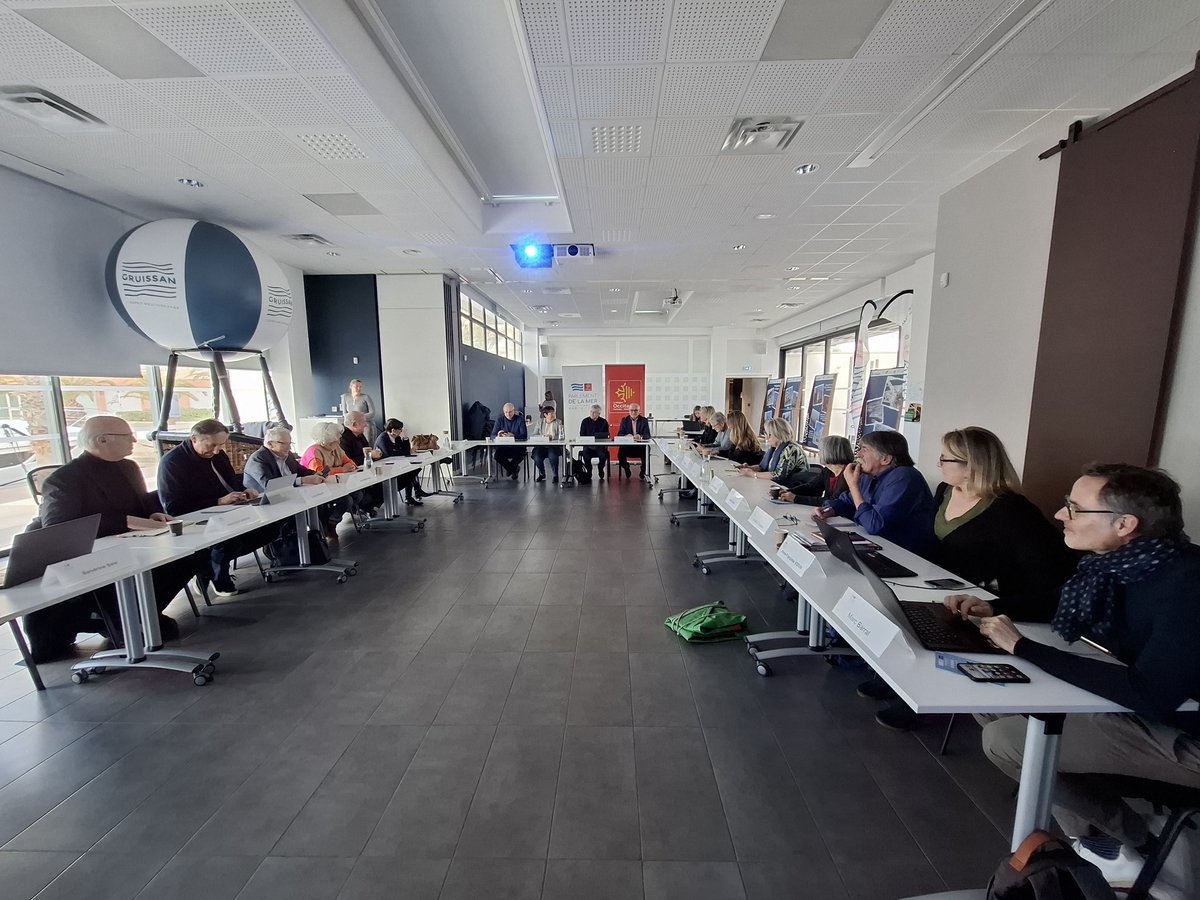 Bureau du Parlement de la Mer à Gruissan. L’occasion d’évoquer collectivement des dossiers majeurs comme l’habitat flottant, l’aménagement du littoral et l’académie de la mer. <a href="/Occitanie/">Région Occitanie</a> <a href="/CaroleDelga/">Carole Delga</a> <a href="/GruissanTourism/">Gruissan Tourisme</a>