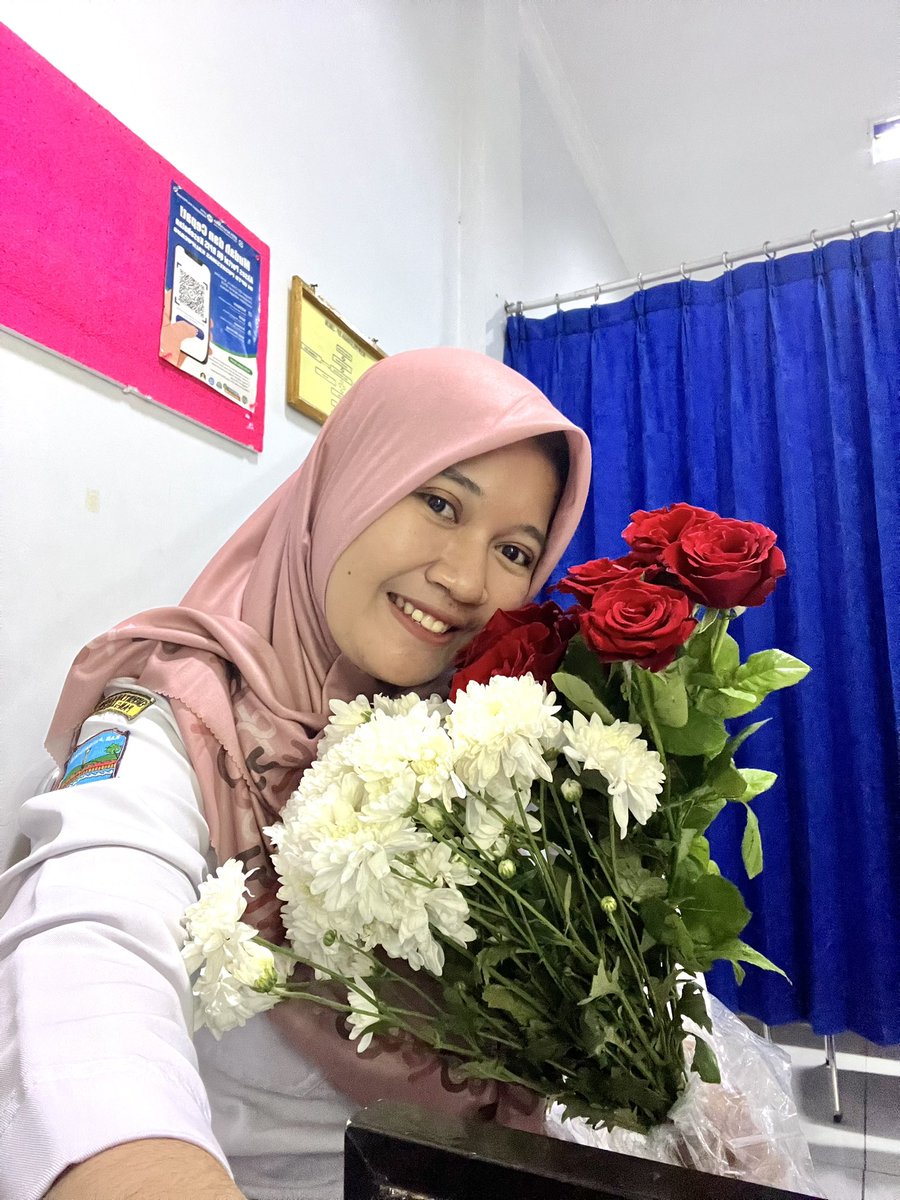 saafstudy's tweet image. Karna adek ak suka bunga, aku beliin bunga mawar sama aster,, besok ak taro dimakamnya waktu ziarah ke makam 🌹🤗