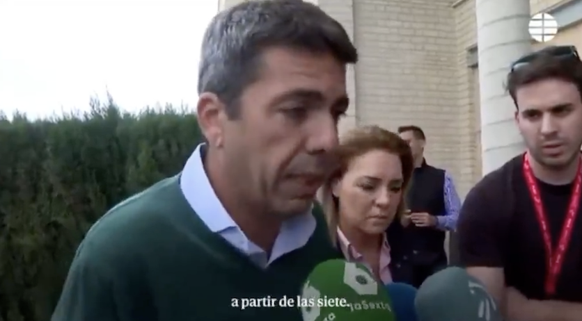 diasasaigonados's tweet photo. 1. Lo que ha sucedido en las últimas horas con Mazón es que ha preferido afirmar su condición de mentiroso patológico antes de afrontar posibles consecuencias penales.

2. Ahora dice que llegó al CECOPI a las 20:28h, pero todos hemos podido ver cómo durante meses afirmó que llegó "a partir de las siete". ¿Por qué no le importa mentir de una manera tan evidente?

3. Porque teme que la jueza esté averiguando el motivo del criminal retraso en mandar la alerta a móviles y quién fue el responsable del retraso. Mazón quiere cargarle el mochuelo a Salomé Pradas, dimitida consejera de Interior.

4. Primero algo que no deberíamos pasar por alto: en el momento más crucial de su vida política, Mazón no estuvo donde tenía que estar. Desde las 15h el ejército ya estaba desplegado en algunas zonas de Valencia.

5. Ya no es sólo la supuesta comida en el Ventorro, las mentiras sobre un atasco que nunca existió, es que, según la nueva versión, desde la supuesta primera llamada con Pradas, a las 17:37h, tardó tres horas en llegar al CECOPI. 

6. Cuando, por cierto, el propio Mazón había afirmado que no había contestado a la entonces ministra Ribera porque en el CECOPI, no había cobertura.

7. Sabemos que Vicent Mompó, presidente de la Diputación, pasadas las siete dijo “enviad ya de una puta vez la alerta”. ¿Por qué Pradas, a pesar de tener la autoridad para enviar la alerta, no la cursó?

8. Pradas habló por teléfono, supuestamente, hasta en cinco ocasiones con Mazón, ¿por qué no informó al resto del CECOPI del contenido de esas llamadas?¿Por qué su actitud fue errática?¿Por qué Mazón no le ordenó mandar la alerta?

9. Sabemos que Mazón, ese 29/10, criticó en privado el cierre de la Universidad de Valencia, como os conté el 4/11. La DANA, no se nos puede olvidar, sucedió antes de un jugoso puente. El tiburón meteorológico no podía arruinar el negoci.

10. Parece claro que Pradas retrasó la alerta lo indecible y que sus supuestas conversaciones con Mazón sólo sirvieron para retrasar lo que a todos en el CECOPI les parecía evidente: “alguien dio un golpe en la mesa para que se reaccionara”.