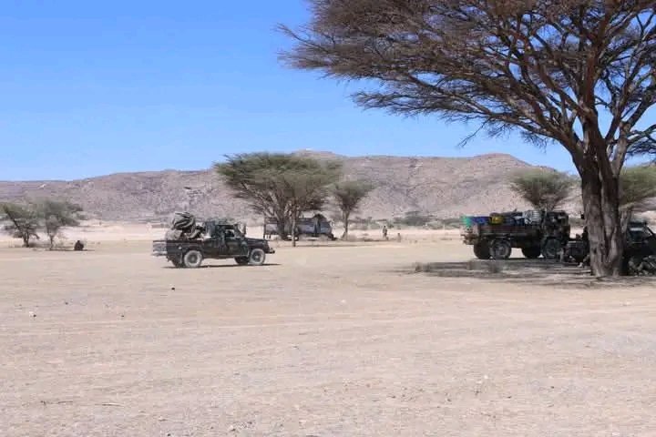puntlandpost's tweet photo. #QANDALA: Cutubyo ka tirsan ciidamada difaaca Puntland, oo saaka ka dhaqaaqay tuulada Dhaadaar ayaa sahamin iyo miino-baar kaddib si nabad ah ula wareegay degaanka Dhasaan ee degmada Qandala, oo uu ku eg yahay wejiga labaad ee dagaalka Ciribtirka Argagixisada ISIS.

Qaar kamid ah Saraakiisha ciidamada Puntland ee hoggaaminaya dagaalka oo hadda ku sugan Dhasaan ayaa sheegaya in aysan wax iska caabin ah kaga imaan mileeshaadkii Daacish oo mudda sannado ah ka talinayay degaanka, kaddib markii ay isaga carareen saacado ka hor intaan ciidanku gaarin.

Saraakiisha Ciidamada Puntland waxay sidoo kale sheegeen in uu weli baaritaan amni ka socdo gudaha degaanka Dhasaan, gaar ahaanna saldhigyadii ay ka carareen dagaallamayaasha Argagixisada ISIS, kuwaasi oo hubin kaddib la soo bandhigi doono wixii loogu tegey.

Qabashada degaanka Dhasaan ee degmada Qandala ayaa ka dhigan in uu dhammaystirmay wejiga labaad ee dagaalka cirib-tirka mileeshiyaadka Daacish, iyadoo loo gudbi doono wejiga saddexaad ee sifaynta firxadka iyo haraadika kooxda ee ka baxsaday gacanta ciidamada.

Puntland Post