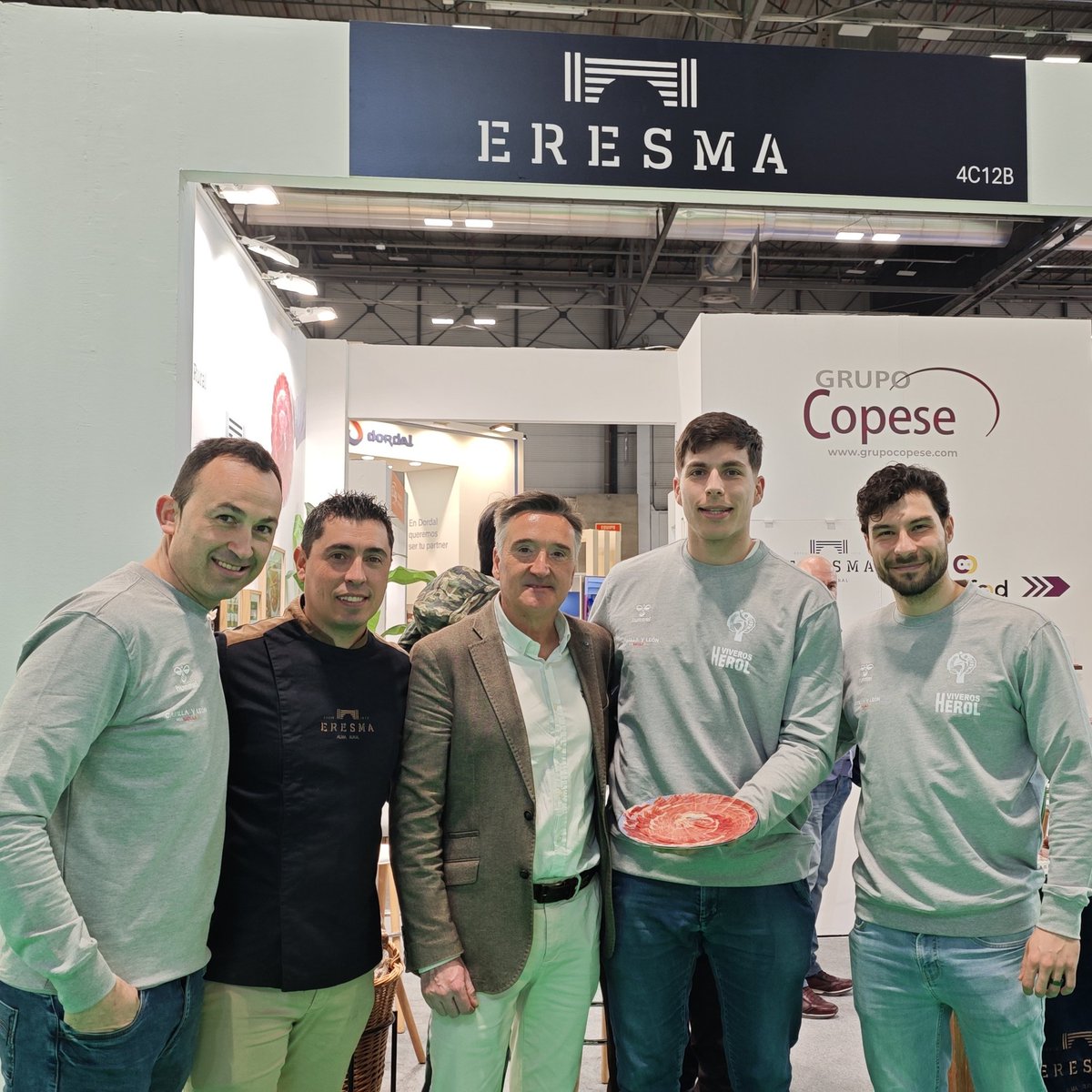 Ayer, durante nuestro primer día en <a href="/MeatAttraction/">Meat Attraction</a> recibimos una visita muy especial: el <a href="/BalonmanoNava/">Club Balonmano Nava 🤾🇮🇩</a>
🔴⚪ 

Como orgullosos patrocinadores nos encanta apoyar su esfuerzo y dedicación… ¡y qué mejor manera de celebrarlo que con un buen jamón! 😉