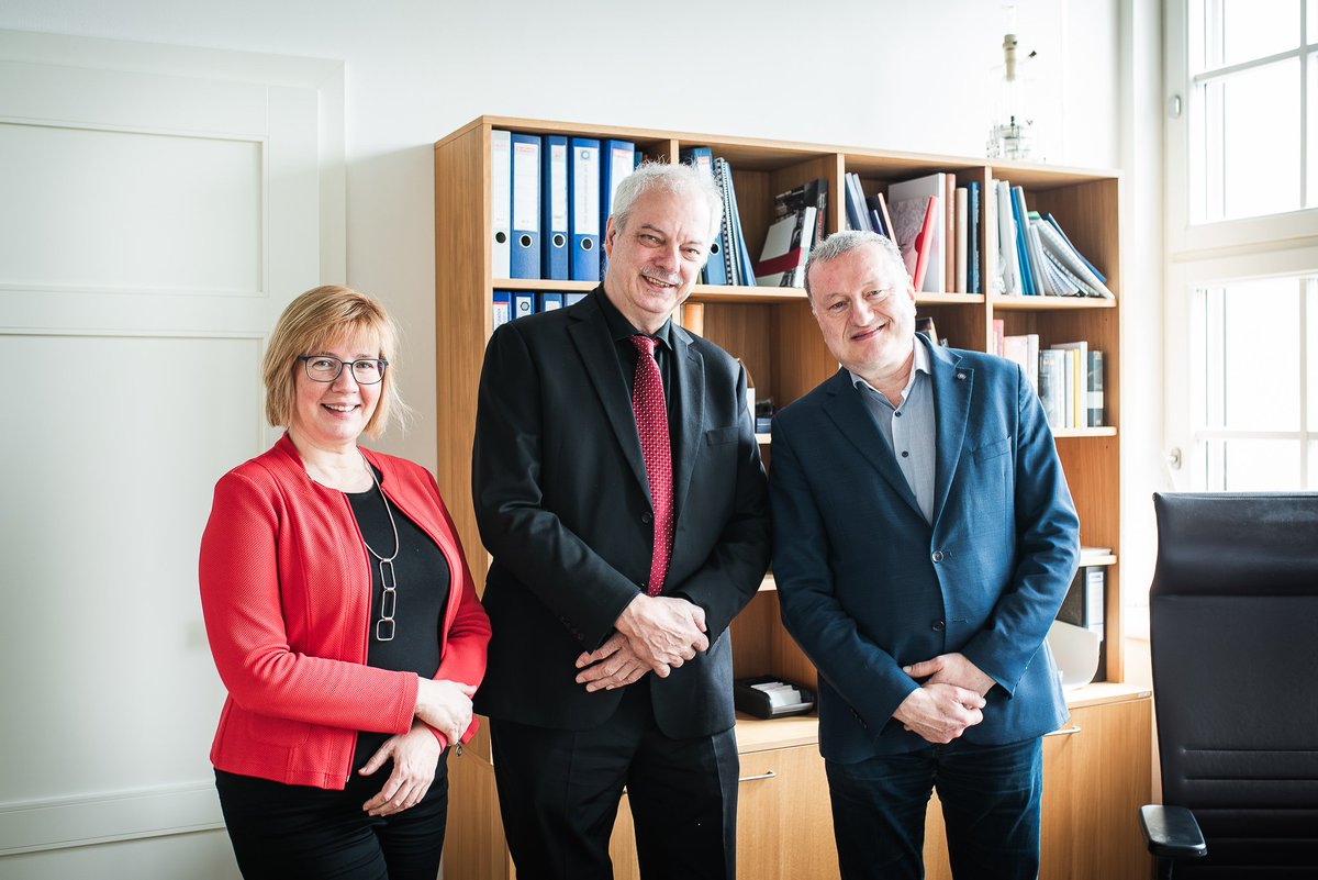 IOCBPrague's tweet image. As per tradition, Prof. Meldal also received the #TonyHolýLecture Award from IOCB director Prof. @konvalinka_jan.

A special visit will also have another highlight... 2/3