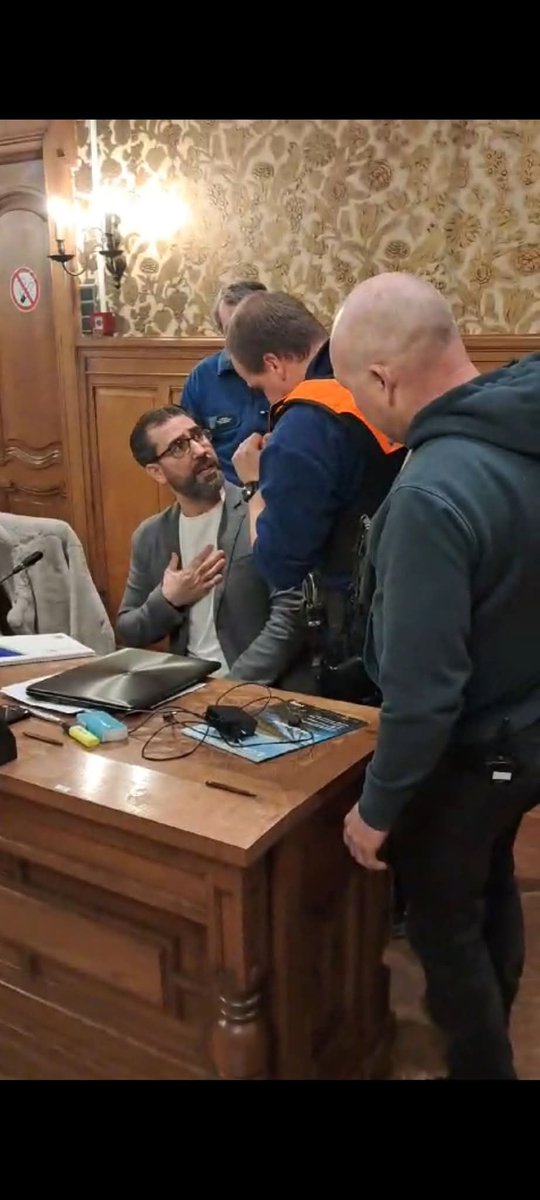 Aboujahjah's tweet photo. Tegen alle regels in vroeg de raadsvoorzitter Eddy Moens (NVA) de politie om verkozen raadslid @KarimHassoun_79 manu militari te verwijderen. Het raadslid werd geïntimideerd, bedreigd en uiteindelijk verwijderd uit de raadzaal. Later kwam diezelfde voorzitter doodleuk zeggen dat het raadslid gelijk had, dat hij geen enkel recht had om hem te verwijderen en bood hij zijn verontschuldigingen aan.

Alsof zoiets zomaar kan. Alsof het normaal is om een volksvertegenwoordiger die gewoon zijn werk doet als een crimineel te behandelen, en dat dan af te doen met een simpel "oeps, sorry". Zulke praktijken horen thuis in dictaturen, in landen waar men macht misbruikt zonder enige verantwoording, maar niet in België.

Een verontschuldiging volstaat hier absoluut niet. Dit was geen vergissing, dit was machtsmisbruik. De enige gepaste consequentie is dat deze raadsvoorzitter onmiddellijk zijn ontslag indient. In een democratie geldt de rechtsstaat voor iedereen, ook – en vooral – voor wie de raad voorzit.