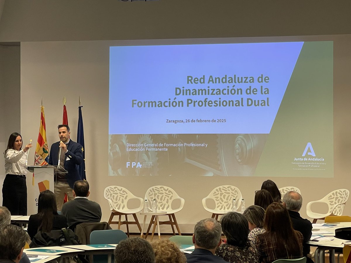 AlbertoPTFP's tweet photo. @Alianzafpdual @FBertelsmann Desde @EducaAnd @FPAndaluza se da a conocer la Red de dinamización de FP Dual poniendo de manifiesto las conclusiones tras un análisis DAFO de los meses que lleva de funcionamiento #DinamizaFPDual https://t.co/DePHAujAcG