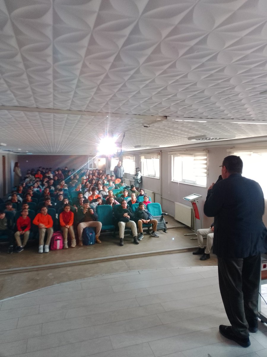 Süreyya Yalçın Ortaokulu'nda gençlerimizle buluşup Değerler Eğitimi ve Gençlik Merkezi Tanıtımı sunumlarımızı gerçekleştirdik.

#GSBGençlik #GSB_DarıcaGM