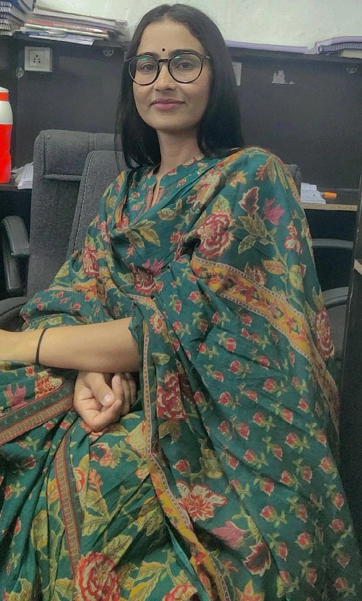 मैं बहुत साधारण और मिडल क्लास लड़की हू!
मुझे दुनियादारी समझ नहीं आती 
ज़रा सा घुल मिल जाऊ किसी से,तो उस पर यकीन करने लग जाती हू, और बातों बातों में अपने दिल का राज बता देती हूं..!!
रो देती हु मैं अक्सर कोई बात मेरे दिल को लग जावे
माफ तो कर देती हु पर बातों को नहीं भूल पाती।
नर्म