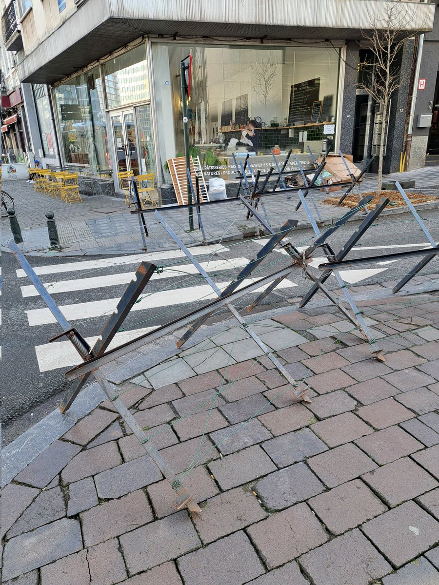 En hoe moet ik nu passeren met de buggy? #brusselshatespedestrians