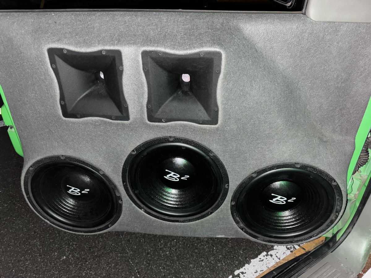 GRHIPHOP1's tweet photo. 殆ど完成のユーコン！
ドアは12x3発のホーン　2つ
ピラーはダイコック10cmx3
サブウーファーはX2c  6発　
アンプはzero12 6枚
思いつくだけ、入るだけはやったつもり
この短期間で徹夜して作ってくれたクワッドは流石すぎる！　
鳴らしたくて仕方ないので、いつでも誘ってね〜 https://t.co/J7kfC9aKme
