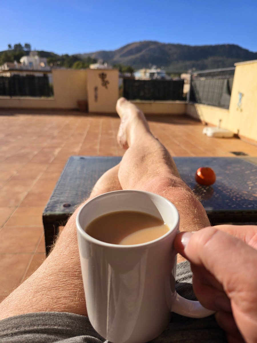 dinglyd's tweet image. 🎵🎵The sun is out, the sky is blue, I'm sat up here after a big huge poo. No more raining, raining did depart 🎵🎵 Morning lovely peeps, happy hump day. Did you read that status singing the song? Have a fab day. 😜😘