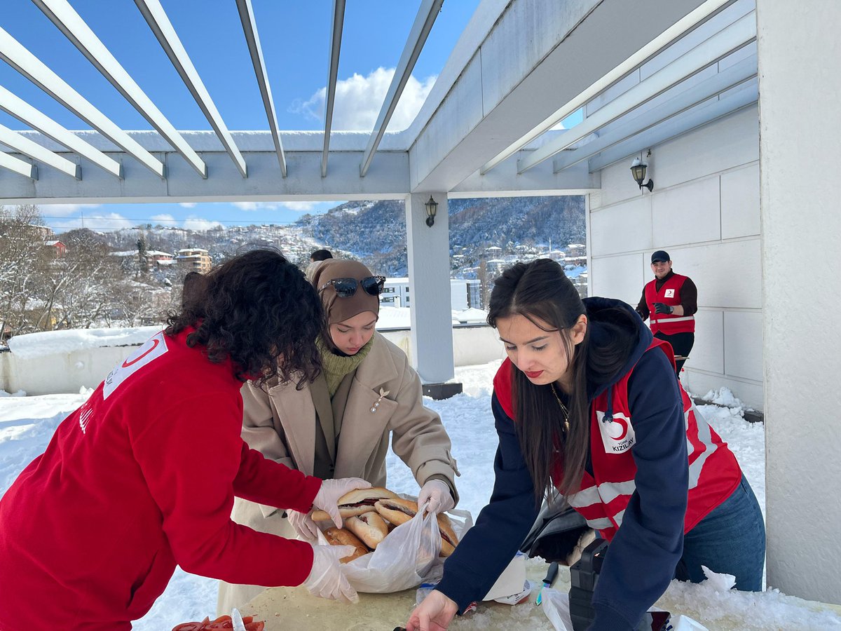 genckizilaybeu_'s tweet photo. Genç Kızılay olarak,okulların tatil olmasını fırsata çevirdik.☃️Karın ve dayanışmanın tadını çıkarırken,değerli misafirimiz Zonguldak Gençlik ve Spor İl Müdürlüğü Gençlik Hizmetleri Müdürümüz Erhan Yavaş da bize eşlik etti. Sıcacık sucuk ekmeklerle ısındık,keyifli anlar yaşadık. https://t.co/XLsNvx2vrm