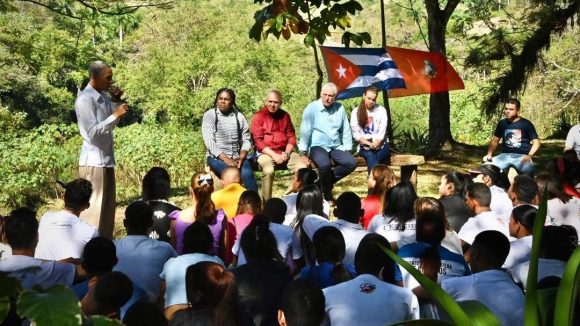 <a href="/DiazCanelB/">Miguel Díaz-Canel Bermúdez</a> Siempre que profundicemos en Martí, vamos a estar entendiendo mejor a #Cuba, vamos a estar entendiendo a Fidel. Estudiemos a Raúl, estudiemos al Che. Bebamos del ejemplo que nos dieron los mambises...
