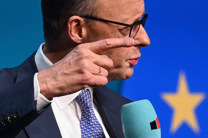 SamuelJsdv's tweet photo. The question isn’t whether #Poland 🇵🇱🇪🇺and #Germany 🇩🇪🇪🇺 want American 🇺🇸 troops & a nuclear umbrella. 

The question is whether #American 🇺🇸 promises are worth the same anymore? 

There comes a time in all countries’ national security calculations where benefits versus risks 🚨 and costs 💶 will prominently feature.

That’s why #Germany 🇩🇪🇪🇺 under Merz (and others) now seriously consider #Franco-#British nuclear protection and European defence ☢️🚀📡🛰️

That’s why #EU-#Türkiye🇹🇷🇪🇺 security initiatives are actively being re-considered and discussed, while #Erdoğan proposes closer partnership with rest of Europe 🇪🇺 & Ukraine 🇺🇦 👇