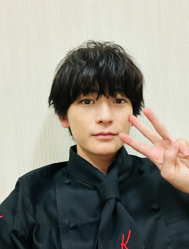 후미야 학생때 타카하시라는 성씨는 많은 성씨 랭킹 상위권에 들어가 있었어서 싫어했대..
저때는"멋진 이름이 잘나보이겠지!?"이런 생각했었나봄
그래서 타카하시가 아니라 이가라시 후미야가 되고싶었대
하 미친 존나 귀엽다..🤭