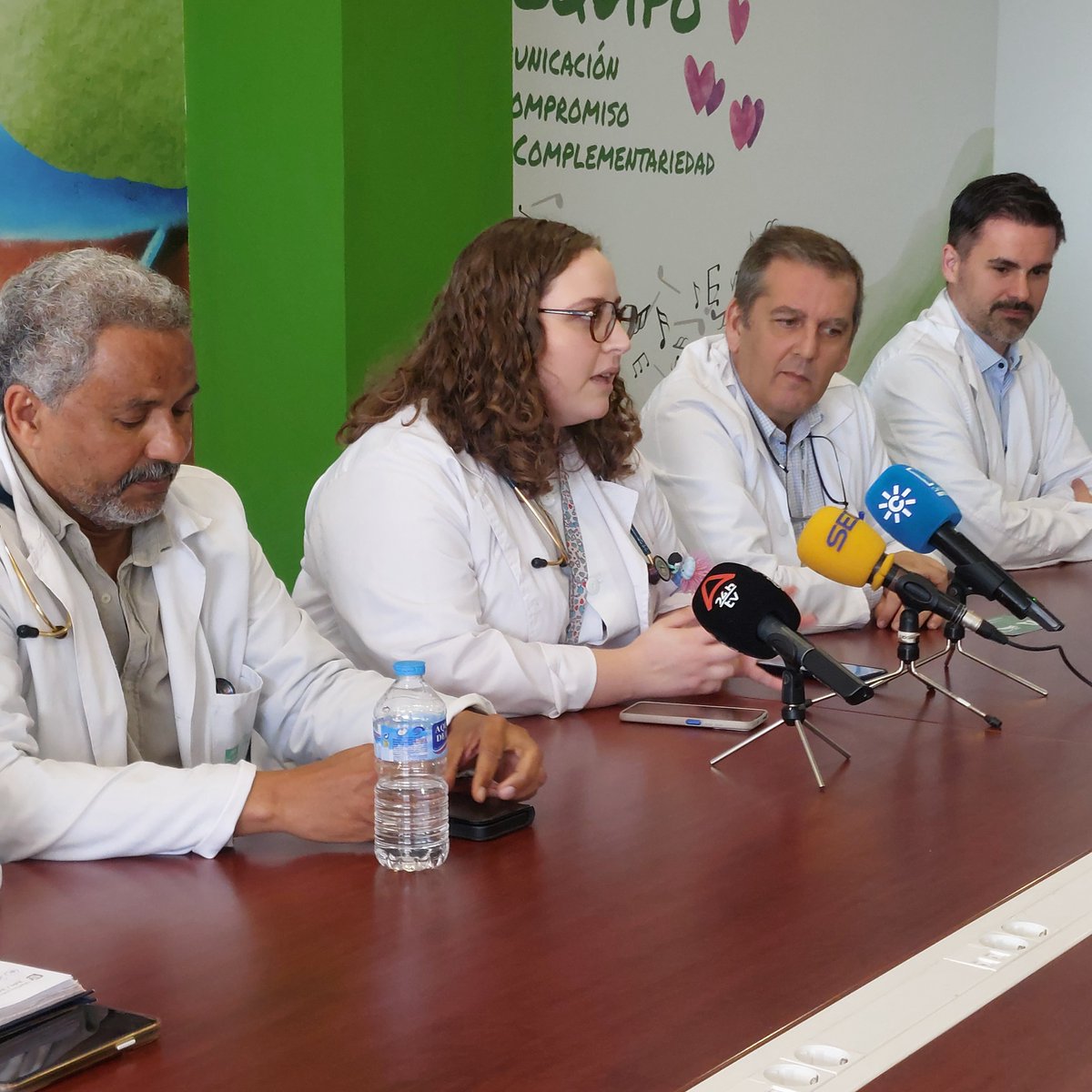 Esta mañana, presentamos oficialmente a los medios locales a nuestra primera residente de Pediatría, Pilar Grima
Con el inicio de la docencia en Pediatría, ya son 17 las especialidades con las que cuenta el #HUnivPoniente para la formación de residentes
#SomosPoniente
<a href="/saludand/">Consejería de Salud y Consumo</a>