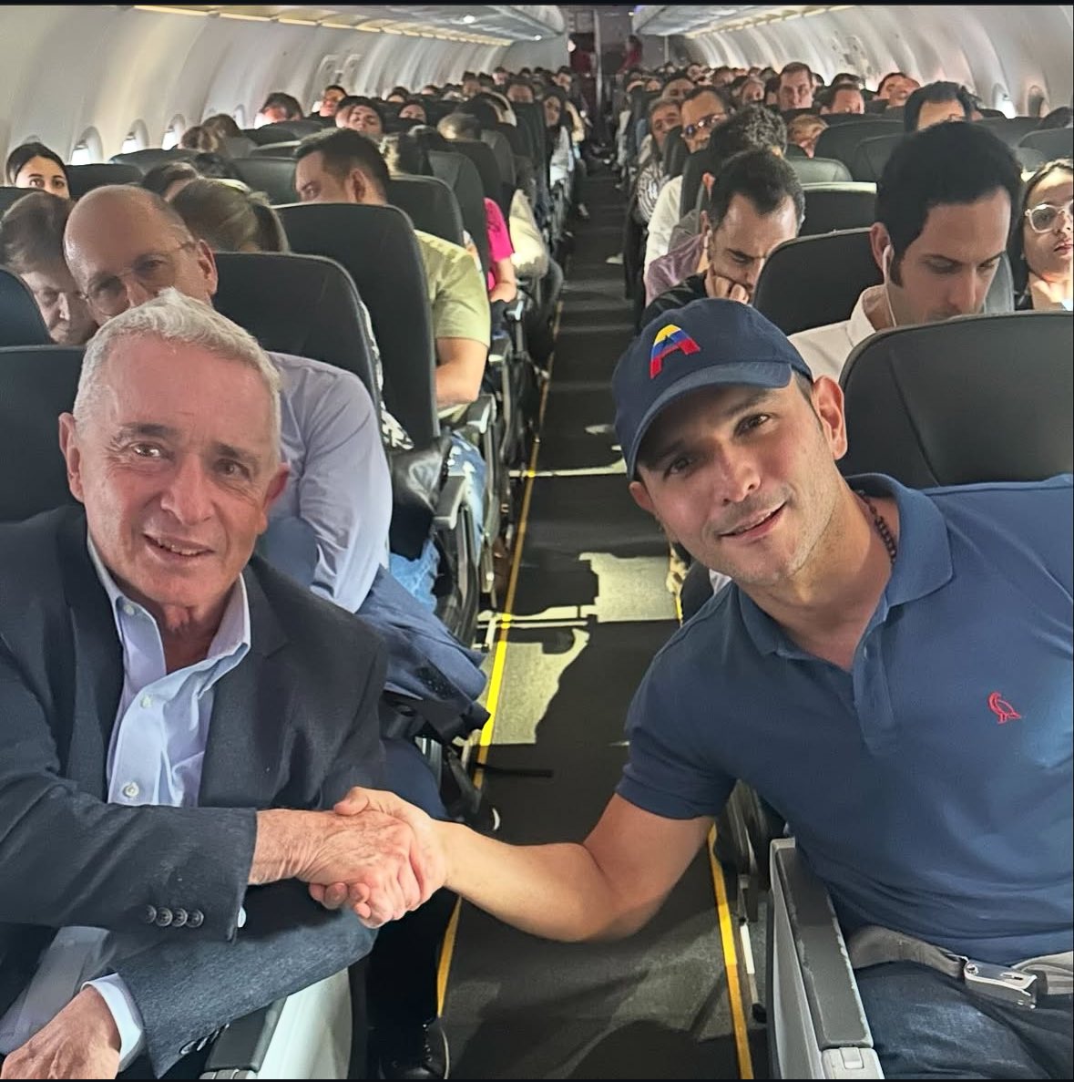 jarizabaletaf's tweet photo. Soy Jaime Arizabaleta, uribista a mucho honor y estoy #FirmeConElCucho

El que se vaya despertando, replique esta imagen y súmese al numeral https://t.co/UaC7AwmJhR
