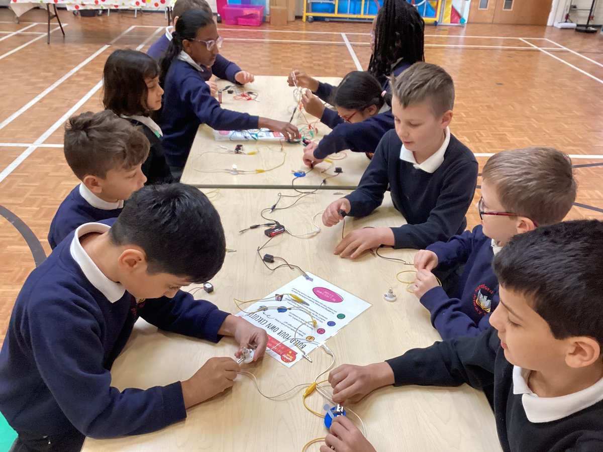 HandfordHallPS's tweet image. 4W enjoyed exploring electricity this morning. We built different circuits and investigated conductors and insulators #fabscience