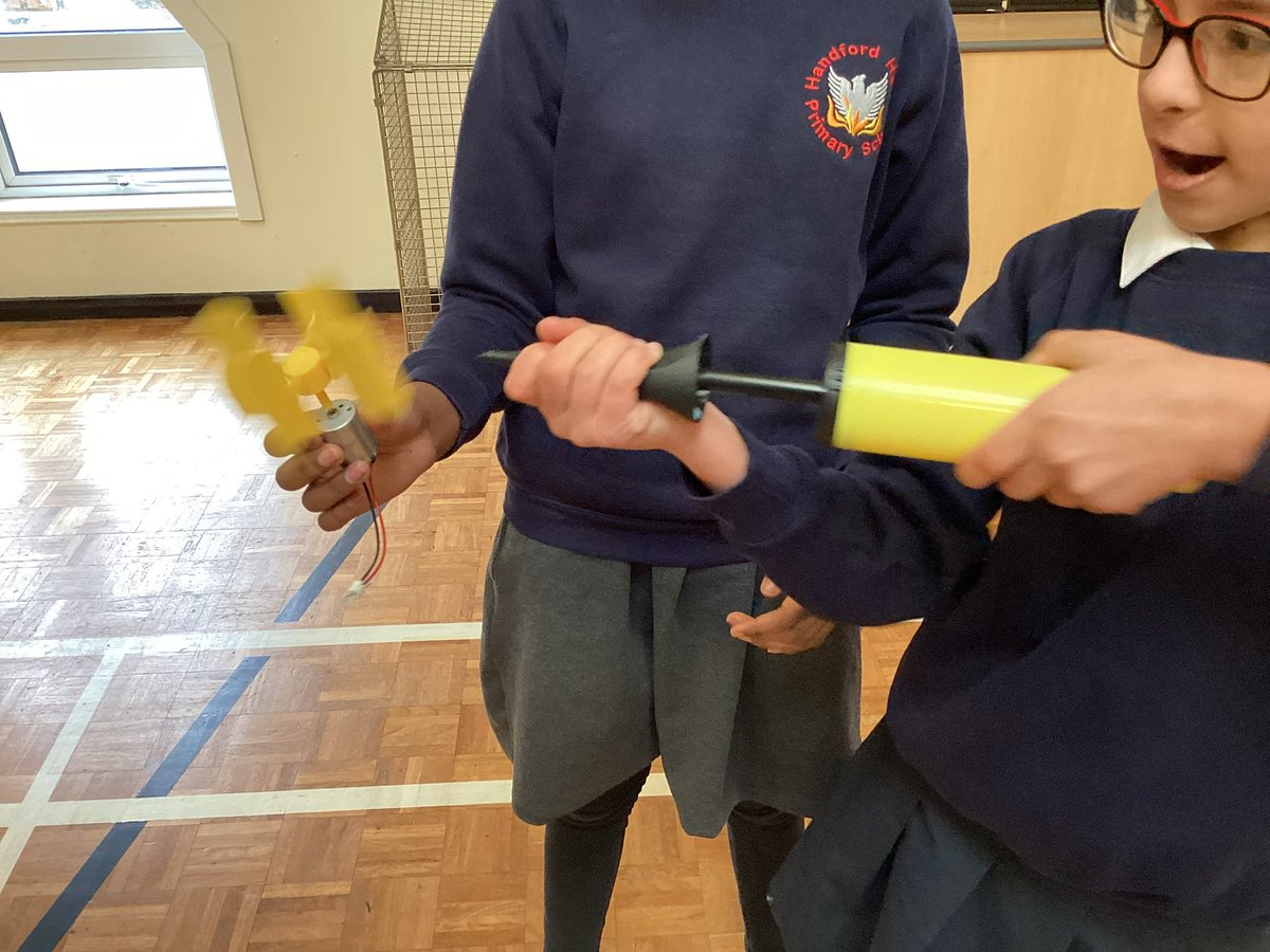 HandfordHallPS's tweet image. 4W enjoyed exploring electricity this morning. We built different circuits and investigated conductors and insulators #fabscience