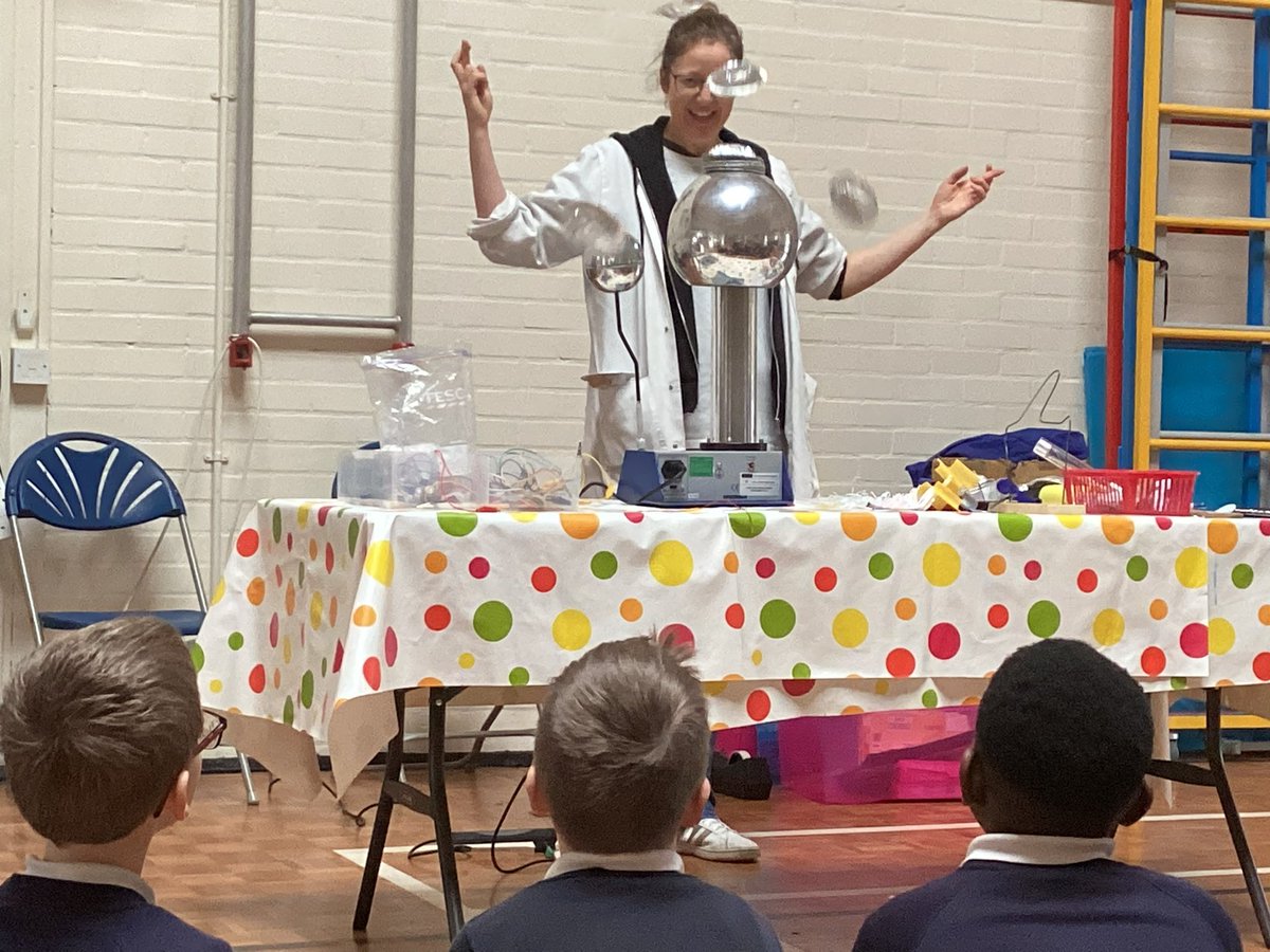 HandfordHallPS's tweet image. 4W enjoyed exploring electricity this morning. We built different circuits and investigated conductors and insulators #fabscience