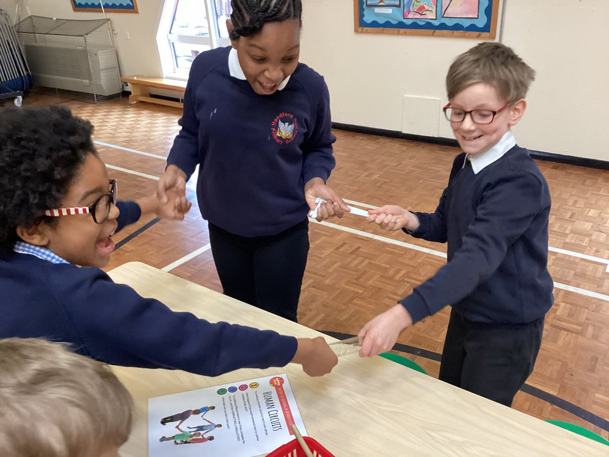 HandfordHallPS's tweet image. 4W enjoyed exploring electricity this morning. We built different circuits and investigated conductors and insulators #fabscience