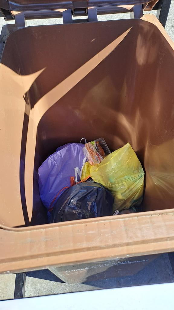 Primer dia de tornada als contenidors a <a href="/AjCorberaLl/">Ajuntament de Corbera de Llobregat</a>  i veure com s'ha acabat el reciclar. Ni bossetes compostables, ni separar la orgànica de la inorganica... El porta a porta tenia mancançes per arreglar però això tornarà a ser 'can pixa'. A corbera, com els crancs, anem enrere