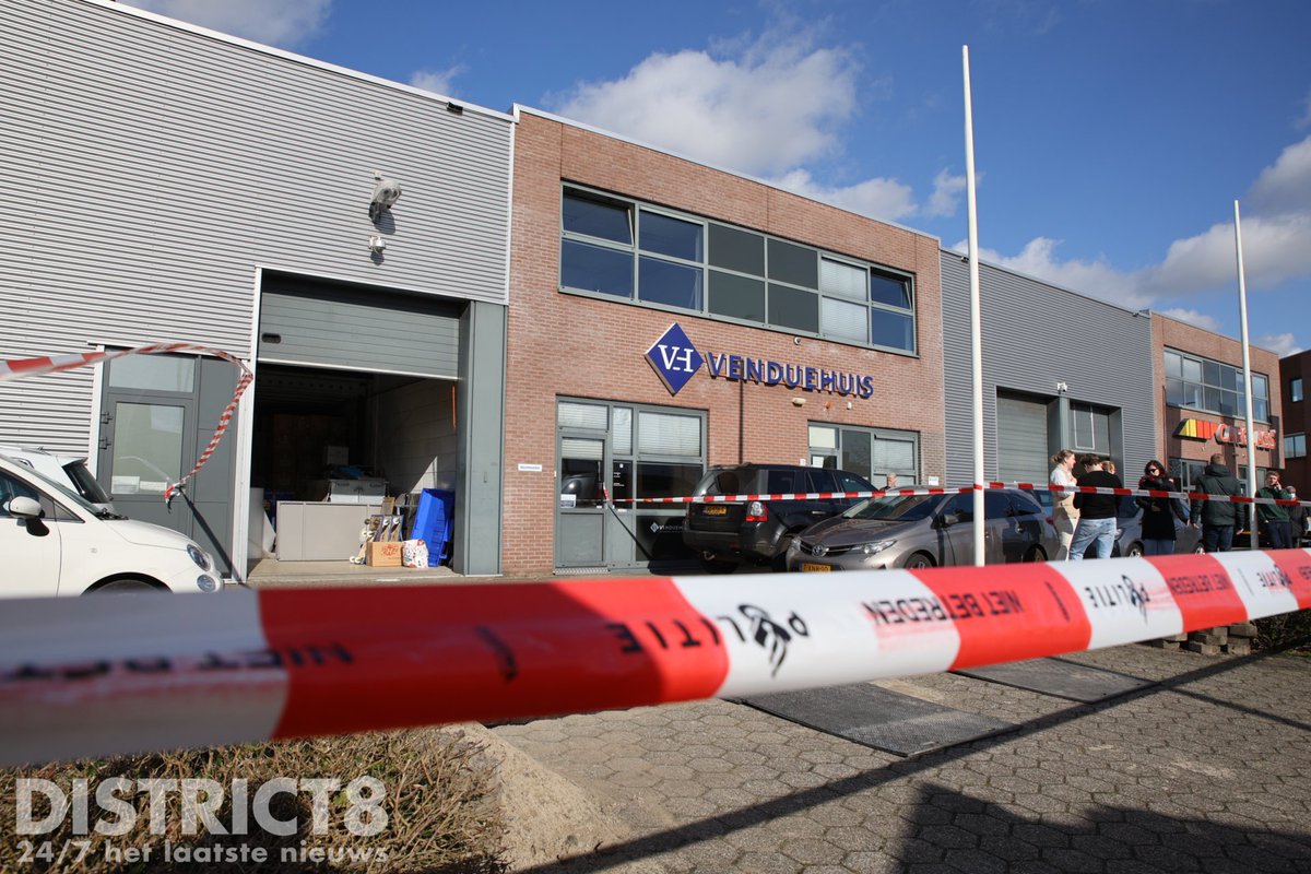 RedactieD8's tweet image. Een veilinghuis aan de #Oder in #DenHaag is vanochtend ontruimd nadat er een barometer kapot was gevallen. Daardoor kwam er kwik vrij. Drie personen zijn gecontroleerd in verband met het inademen van de dampen maar hoefde niet vervoerd te worden. De situatie wordt overgedragen…
