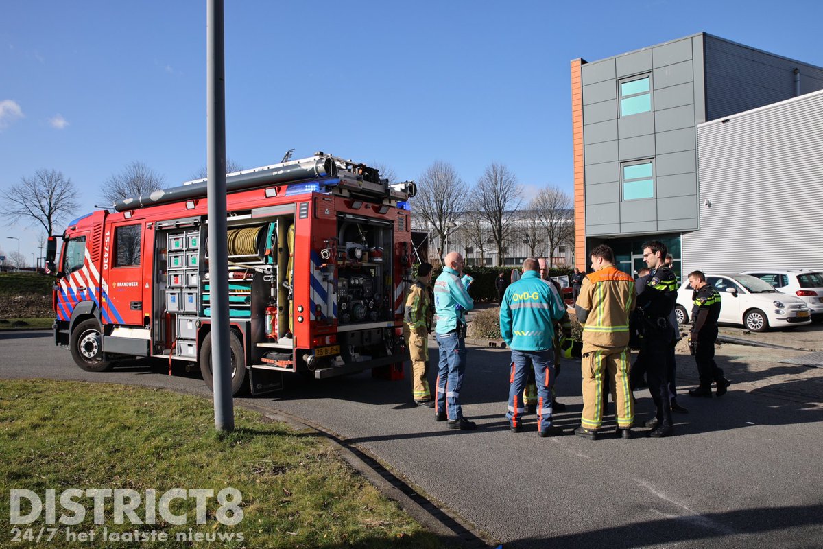 RedactieD8's tweet image. Een veilinghuis aan de #Oder in #DenHaag is vanochtend ontruimd nadat er een barometer kapot was gevallen. Daardoor kwam er kwik vrij. Drie personen zijn gecontroleerd in verband met het inademen van de dampen maar hoefde niet vervoerd te worden. De situatie wordt overgedragen…