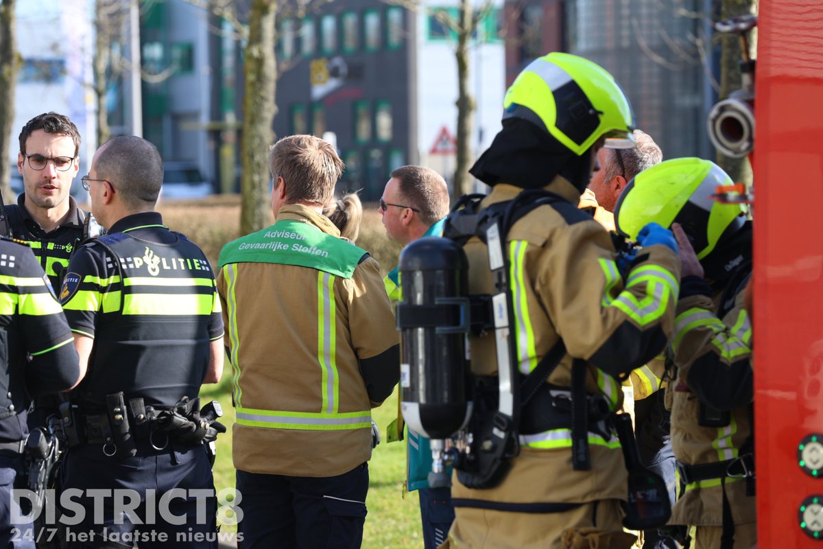 RedactieD8's tweet image. Een veilinghuis aan de #Oder in #DenHaag is vanochtend ontruimd nadat er een barometer kapot was gevallen. Daardoor kwam er kwik vrij. Drie personen zijn gecontroleerd in verband met het inademen van de dampen maar hoefde niet vervoerd te worden. De situatie wordt overgedragen…