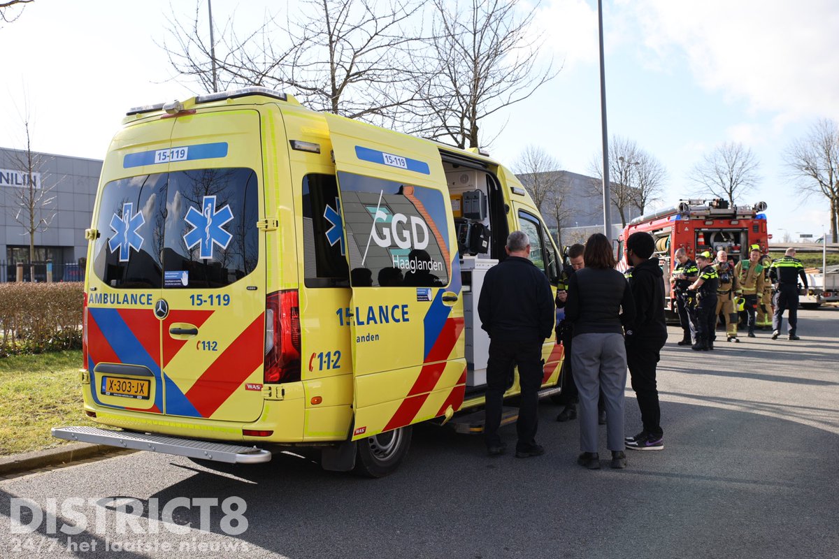 RedactieD8's tweet image. Een veilinghuis aan de #Oder in #DenHaag is vanochtend ontruimd nadat er een barometer kapot was gevallen. Daardoor kwam er kwik vrij. Drie personen zijn gecontroleerd in verband met het inademen van de dampen maar hoefde niet vervoerd te worden. De situatie wordt overgedragen…
