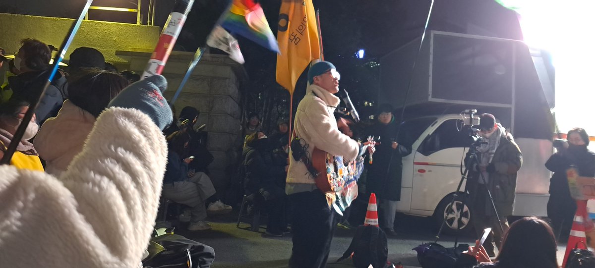 mockseocuse's tweet image. 모든 투쟁현장에서 공연하시는 박 준님 무대의 배경이 되엇다.

#서울시교육청 #서울경찰 #정근식교육감