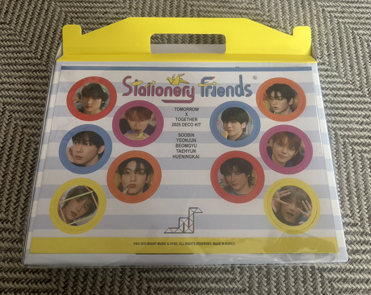 gogo_soobin's tweet photo. 我が家にも到着デコキット！
こういうトキメキアイテムを目の前にすると自分の歳をうっかり忘れそうになるね😅
2枚目のはどうやって使うのー？

#DECOKIT
#TOMORROW_X_TOGETHER https://t.co/TS6CsBbMPD