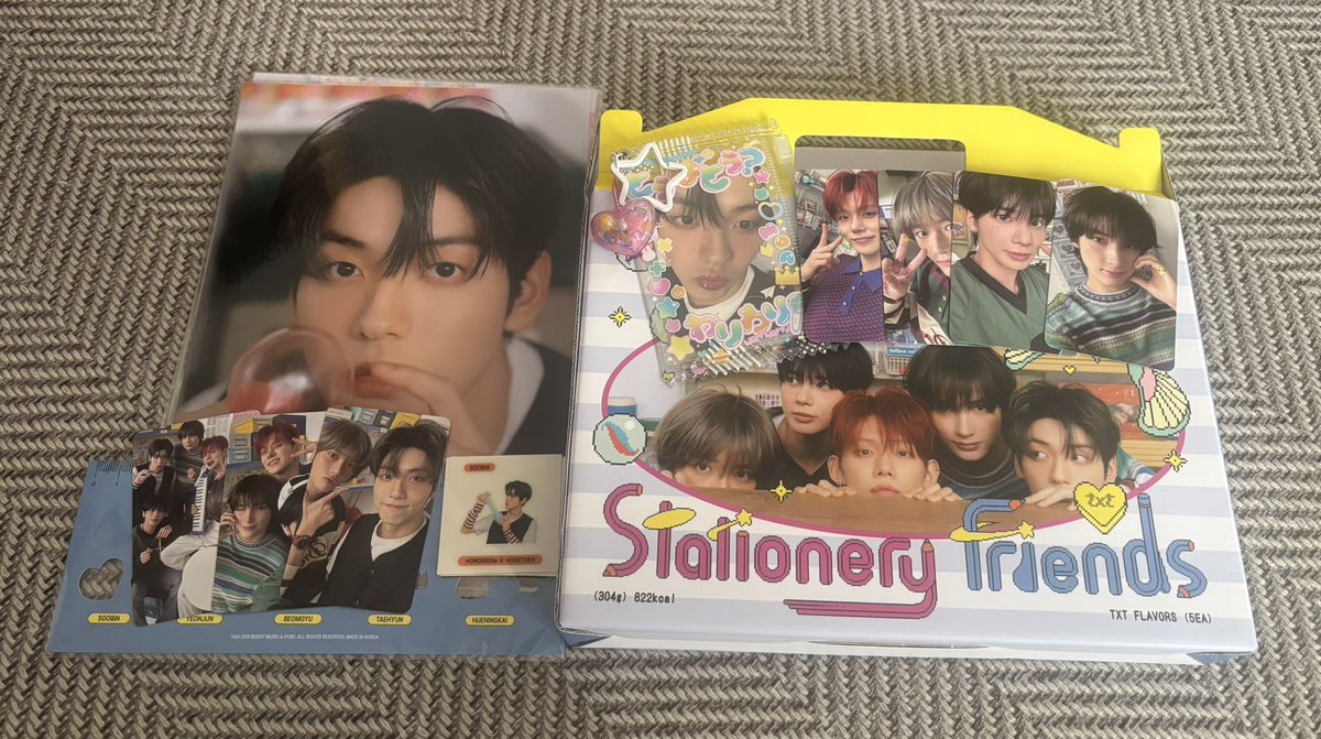 gogo_soobin's tweet photo. 我が家にも到着デコキット！
こういうトキメキアイテムを目の前にすると自分の歳をうっかり忘れそうになるね😅
2枚目のはどうやって使うのー？

#DECOKIT
#TOMORROW_X_TOGETHER https://t.co/TS6CsBbMPD