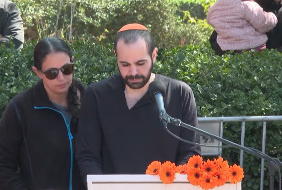 Yarden Bibas: 

"Ariel, tú me hiciste padre.
Nos hiciste una familia.
Nos enseñaste las lecciones más importantes.
Me enseñaste mucho sobre mí mismo.
Espero que puedas perdonarme por no protegerte.
Estoy seguro de que estás haciendo reír a los ángeles con tus payasadas".