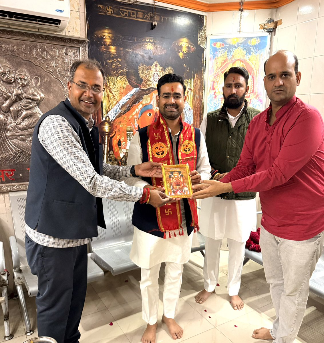 Ramniwas Gawriya (@ramniwasgawriya) on Twitter photo आज भाइयों के साथ सालासर बालाजी के दर्शन करने का सौभाग्य मिला।
<a href="/AnilChopra_/">𝗔𝗡𝗜𝗟 𝗖𝗛𝗢𝗣𝗥𝗔</a> <a href="/ShivprakashGjr/">Shivprakash Gurjar 🇮🇳</a> 🚩 आज भाइयों के साथ सालासर बालाजी के दर्शन करने का सौभाग्य मिला।
<a href="/AnilChopra_/">𝗔𝗡𝗜𝗟 𝗖𝗛𝗢𝗣𝗥𝗔</a> <a href="/ShivprakashGjr/">Shivprakash Gurjar 🇮🇳</a> 🚩